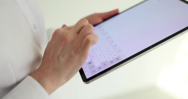 Mujer Escribe Texto Pantalla Táctil Tableta Oficina Tecnología Digital Comunicación — Vídeos de Stock