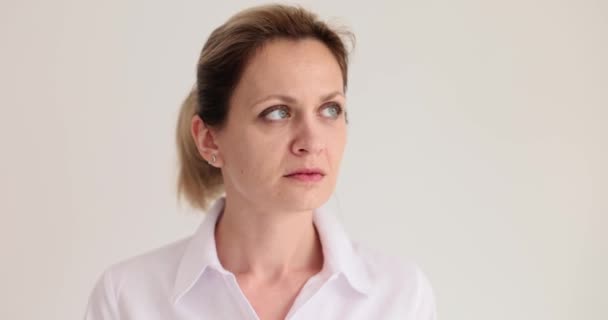 Шокированная Женщина Наблюдает Удивительные Предметы Стоящие Белой Стены Студии Эмоциональный — стоковое видео