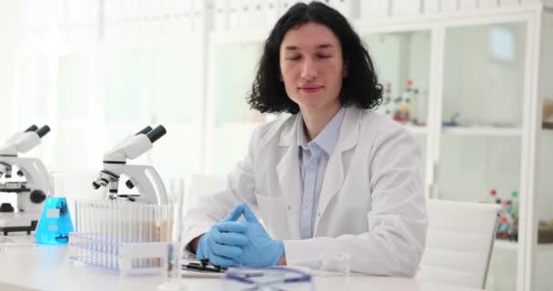 곱슬머리의 과학자가 현미경 선반을 가지고 실험실에 실험실에서 의학도를 — 비디오