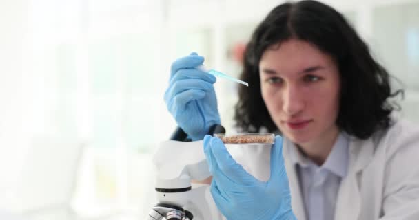 Assistant Laboratoire Goutte Liquide Réactif Sur Sel Dans Boîte Petri — Video