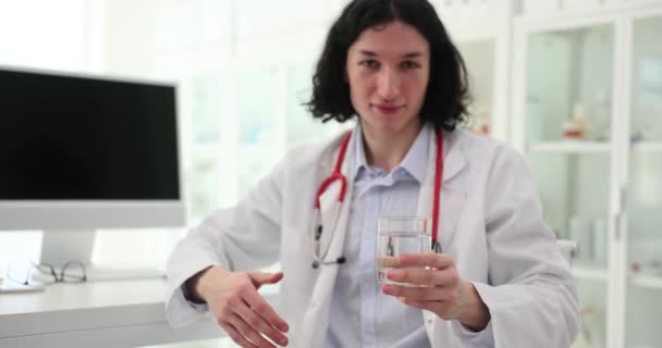 Ретельний Лікар Пропонує Склянку Води Пацієнту Клінічному Кабінеті Молодий Фахівець — стокове відео