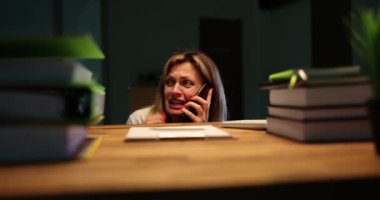 Korkak kadın, tehlikeli durumu açıklamak için telefonla polisi arıyor. Dehşet içindeki çalışanlar gecenin geç saatlerinde karanlık ofiste yalnız kalmaktan korkuyor.
