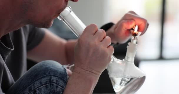 Hombre Fuma Pipa Con Materiales Psicoactivos Sala Luz Persona Dependiente — Vídeos de Stock