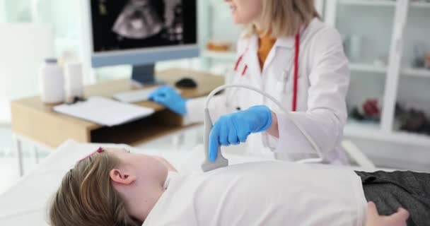 Lekarz Sprawdza Serce Małej Dziewczynki Ultradźwiękowym Wypukłym Przetwornikiem Liniowym Specjalista — Wideo stockowe