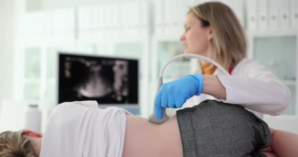 Lekarz Sprawdza Chore Nerki Dziewczynki Sprzętem Ultrasonograficznym Wykwalifikowany Lekarz Patrzy — Wideo stockowe