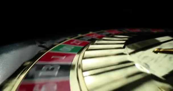 Kerék Színes Sejtek Számok Forog Megáll Sötét Háttérben Szerencsejátékosok Játszani — Stock videók