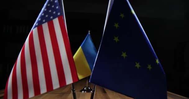 Oekraïense Vlag Geïnstalleerd Houten Tafel Buurt Van Amerikaanse Europese Unie — Stockvideo