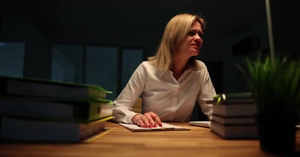 Zmęczona Kobieta Próbuje Pracować Późna Biurze Podczas Burzy Kobieta Pracownik — Wideo stockowe