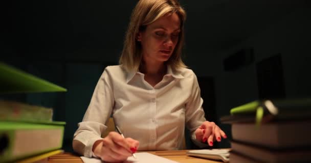 Konzentrierte Frau Zählt Auf Taschenrechner Die Details Die Zwischenablage Schreiben — Stockvideo