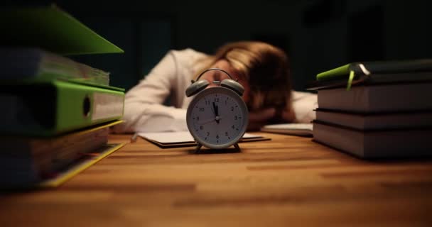 Relógio Alarme Vintage Contra Funcionária Dormindo Mesa Enquanto Relâmpago Piscando — Vídeo de Stock