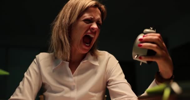 Kadın Yönetici Zamanı Kontrol Ediyor Saçı Eliyle Tutuyor Çığlık Atıyor — Stok video