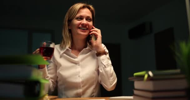 Female Manager Drinks Tea Talking Phone Boyfriend Late Evening Cheerful — Stock Video
