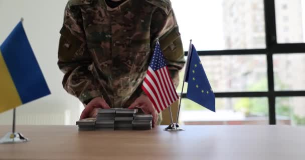 Katonatiszt Egy Halom Dollárt Tesz Asztalra Ember Segítséget Nyújt Közönségnek — Stock videók