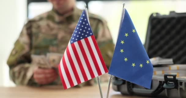 Amerikai Európai Unió Zászlói Katonatiszt Ellen Aki Pénzt Nemzetközi Segítségnyújtásnak — Stock videók