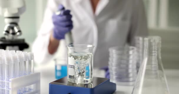 Laborassistentin Bereitet Wasser Fläschchen Für Detaillierte Untersuchungen Vor Frau Untersucht — Stockvideo