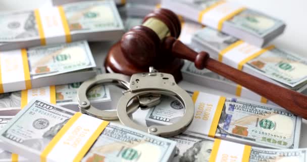 Yargıç Tokmak Kelepçeler Para Desteleri Arasında Beyaz Masaya Para Koydu — Stok video
