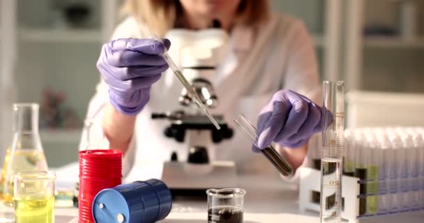 Kemist Droppar Vätska Röret Med Pipett Utrustat Laboratorium Kvinnlig Forskare — Stockvideo