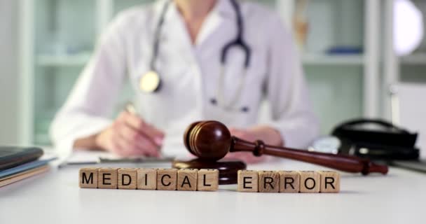 Frase Médico Error Bloques Madera Contra Diagnóstico Escritura Del Médico — Vídeo de stock