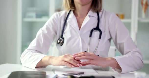 Γυναίκα Γιατρός Δείχνει Καρδιά Παλάμες Κάθεται Στο Γραφείο Αργή Κίνηση — Αρχείο Βίντεο