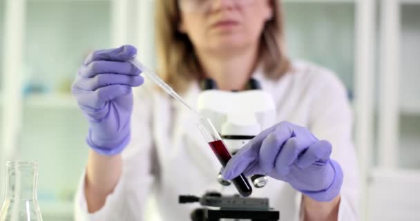 Ιατρικός Βοηθός Γάντια Στάζει Αντιδραστήριο Γυάλινο Σωλήνα Δείγμα Αίματος Στο — Αρχείο Βίντεο