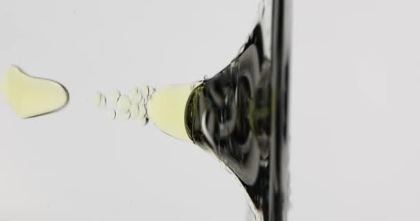 Желтые Капли Масла Кружатся Над Жидкостью Водяном Макро Крупным Планом — стоковое видео
