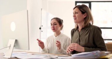 Duygusal tüccarlar bilgisayar ekranına yavaş çekimde umutla bakarlar. Gergin internet pazarlamacıları dijital şirket sonuçlarını kontrol ediyor