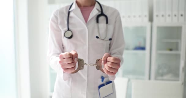 Verhafteter Arzt Mit Handschellen Handgelenk Steht Zeitlupe Büro Der Klinik — Stockvideo