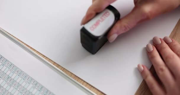 Frau Hand Legt Stempel Auf Leeres Leeres Blatt Papier Büro — Stockvideo