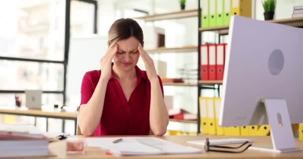 Empörte Frau Leidet Unter Starken Kopfschmerzen Arbeitsplatz Modernen Büro Kranke — Stockvideo