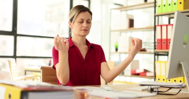 Vrouwelijke Kantoormedewerker Neemt Pauze Voor Meditatie Rust Werkplek Vrouw Proberen — Stockvideo