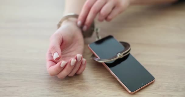 Mujer Trata Quitarse Las Esposas Conectadas Con Teléfono Inteligente Moderno — Vídeo de stock