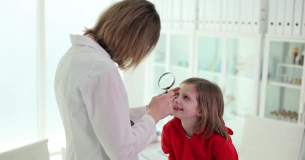 Vrouwelijke Optometrist Onderzoekt Meisje Oog Modern Dokterspraktijk Glimlachend Schoolmeisje Zit — Stockvideo