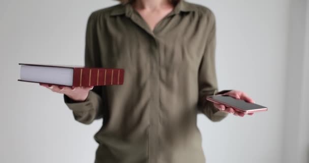 Vrouw Meet Intuïtief Het Gewicht Van Dik Boek Mobiele Telefoon — Stockvideo