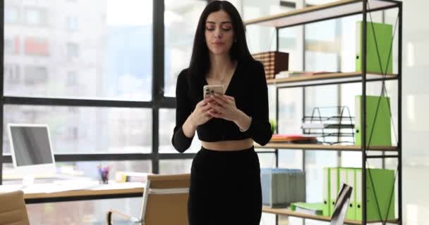 Plăcut Femeie Manager Tipuri Mesaj Smartphone Sprijinindu Masă Birou Spațios — Videoclip de stoc