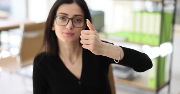 Gözlüklü Esmer Kadın Işyerinde Onay Işareti Gösteriyor Gülümseyen Yönetici Bulanık — Stok video