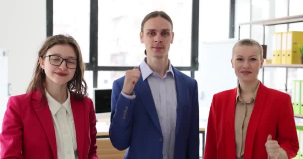 Colegas Equipe Trabalho Com Sorrisos Mostram Gesto Aprovação Com Mãos — Vídeo de Stock