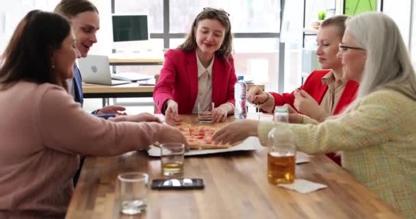 Kedves Kollégák Esznek Egy Szelet Finom Pizzát Élvezik Ebéd Pillanatát — Stock videók