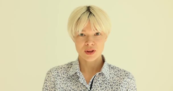 Frau Mit Kurzer Blonder Frisur Extrem Überrascht Und Bedeckt Entsetzt — Stockvideo