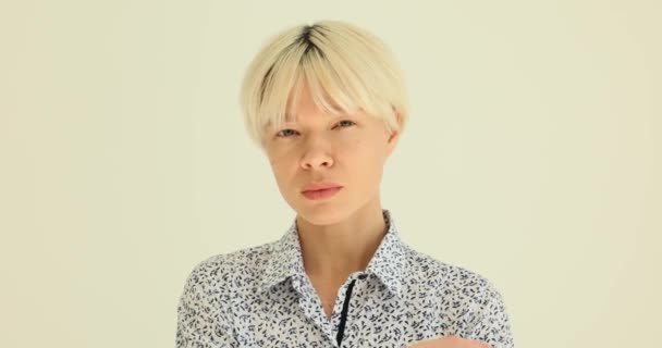 Blondynka Krótkimi Stylowymi Włosami Podejrzanie Wygląda Zezulce Pani Wzorzystej Bluzce — Wideo stockowe