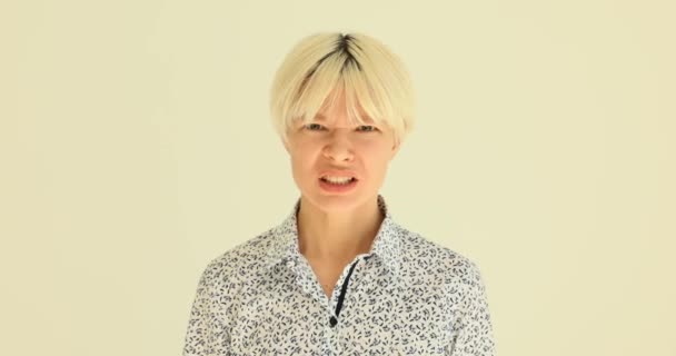 Emotional Verärgerte Blonde Dame Schielt Und Schreit Laut Ausdrucksstarke Junge — Stockvideo