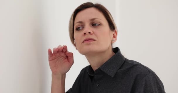 Kobieta Ścisłą Fryzurą Podsłuchuje Opierając Się Ścianę Biurową Niezadowolona Kobieta — Wideo stockowe