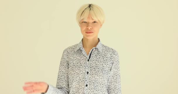 Stijlvolle Blonde Vrouw Zwaait Hand Aan Hand Begroeten Glimlacht Mooi — Stockvideo