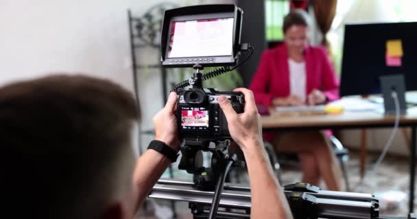 Videógrafo Graba Video Las Manos Femeninas Escribiendo Texto Usando Teclado — Vídeo de stock