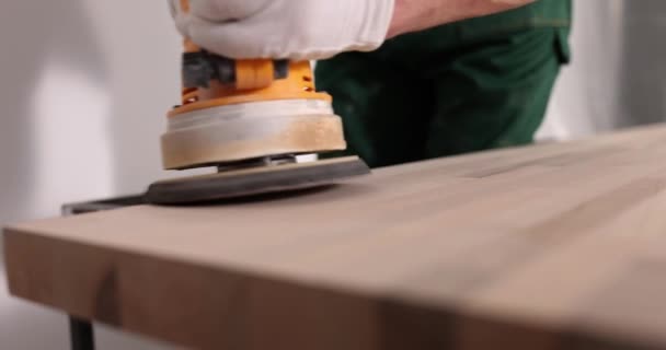Stolarz Poleruje Krawędź Nowej Drewnianej Powierzchni Pomocą Szlifierki Robotnik Gumowych — Wideo stockowe