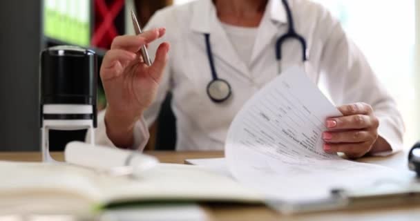 Femme Médecin Met Timbre Sur Les Papiers Avec Diagnostic Aide — Video