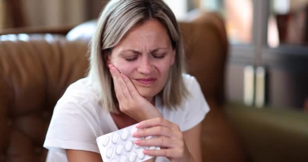 Mujer Solitaria Pone Mano Mejilla Con Diente Enfermo Sentado Sofá — Vídeo de stock
