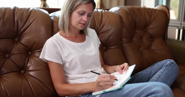 Mujer Adulta Hace Plan Para Día Diario Sentado Sofá Sala — Vídeos de Stock