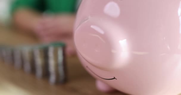 Banco Piggy Cor Rosa Cerâmico Está Perto Das Etapas Feitas — Vídeo de Stock