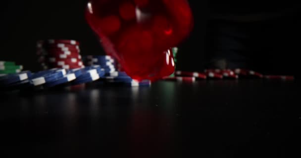 红色透明的脚本被昂贵的赌场筹码所取代 在工作室的灯光下 黑色表面的卡西诺片断和附录 玩专业赌博游戏的设备 — 图库视频影像
