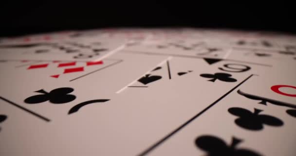 Mazzo Carte Poker Disordinato Sparsi Sulla Superficie Sotto Luce Mite — Video Stock